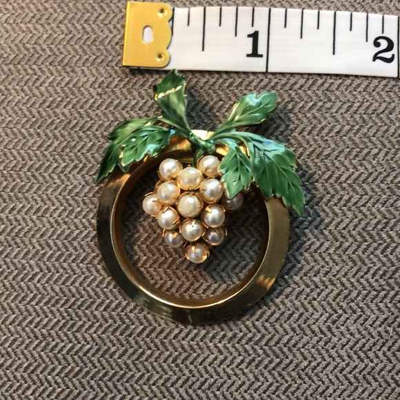 Sandor Pearl Fruit Brooch With Matching Grape Cluster Clip On Vintage Earrings - Picture 4 of 13